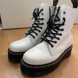 Dr. Martins Jadon white size 7 women
